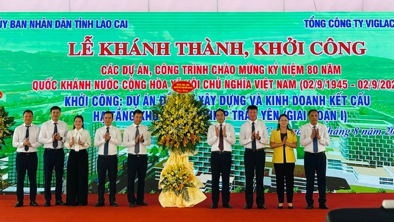 Lãnh đạo tỉnh Lào Cai tặng hoa chúc mừng khởi công dự án khu công nghiệp Trấn Yên.