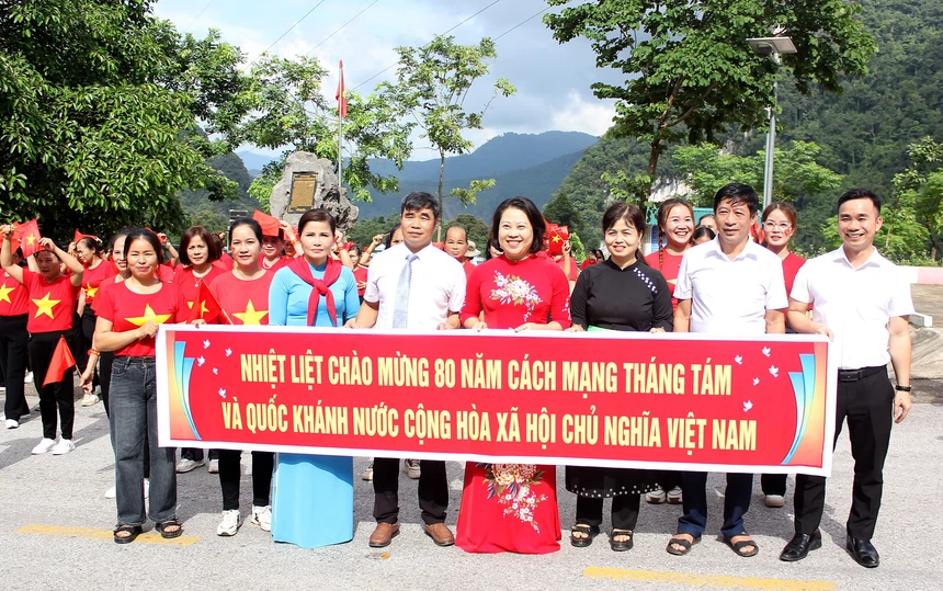 Phụ nữ xã Thượng Bằng La đồng diễn dân vũ mừng Quốc khánh 2/9 8 Lãnh đạo xã Thượng Bằng La chúc mừng các hội viên Hội LHPN xã đã tổ chức thành công chương trình. (Ảnh Phụ Nữ Việt Nam)