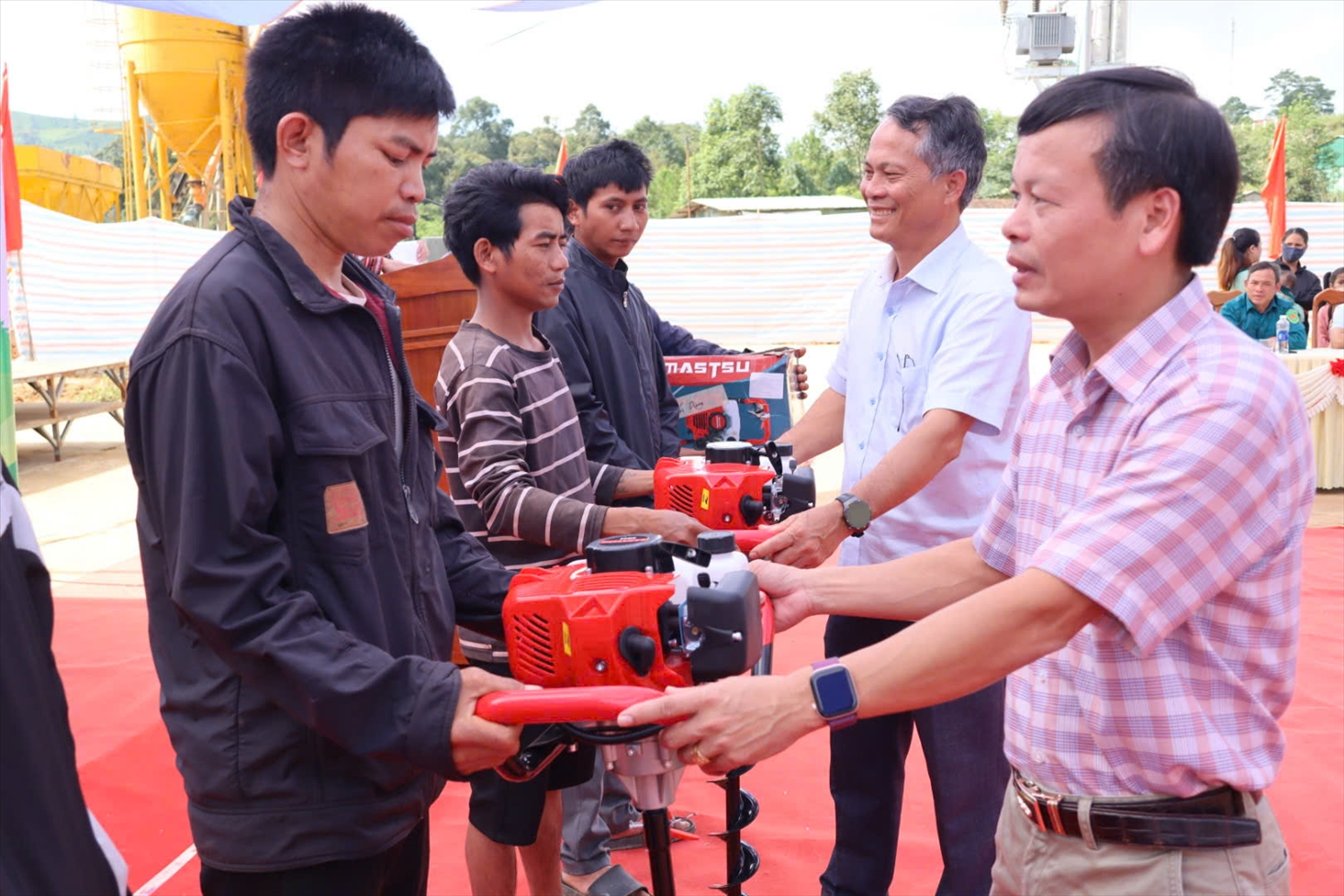 Lãnh đạo xã Tu Mơ Rông tặng máy khoan hố cho các thôn, làng để phục vụ sản xuất nông nghiệp. (Ảnh: Ngọc Chí)
