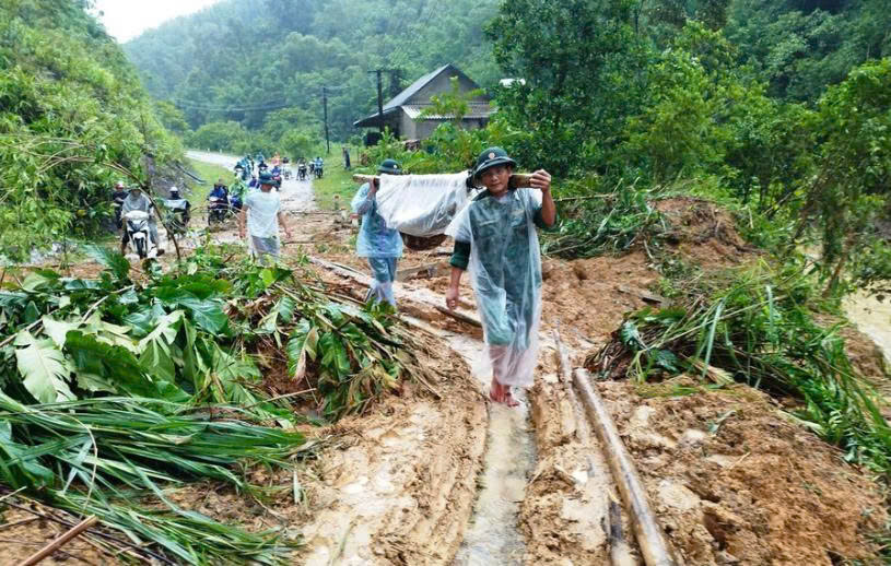 Cứu sống vợ chồng trẻ do sập nhà trong lúc mưa to 2 Lực lượng Bộ đội Biên phòng Yên Khương đưa nạn nhân đi bệnh viện. (Ảnh: Minh Thư).