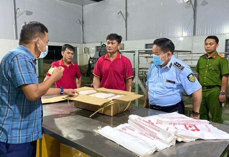 Lực lượng chức năng kiểm tra khu vực giết mổ và kho đông lạnh của hộ ông Lê Văn H. (48 tuổi), ở thôn Gia Chiểu 1, xã Hoài Ân