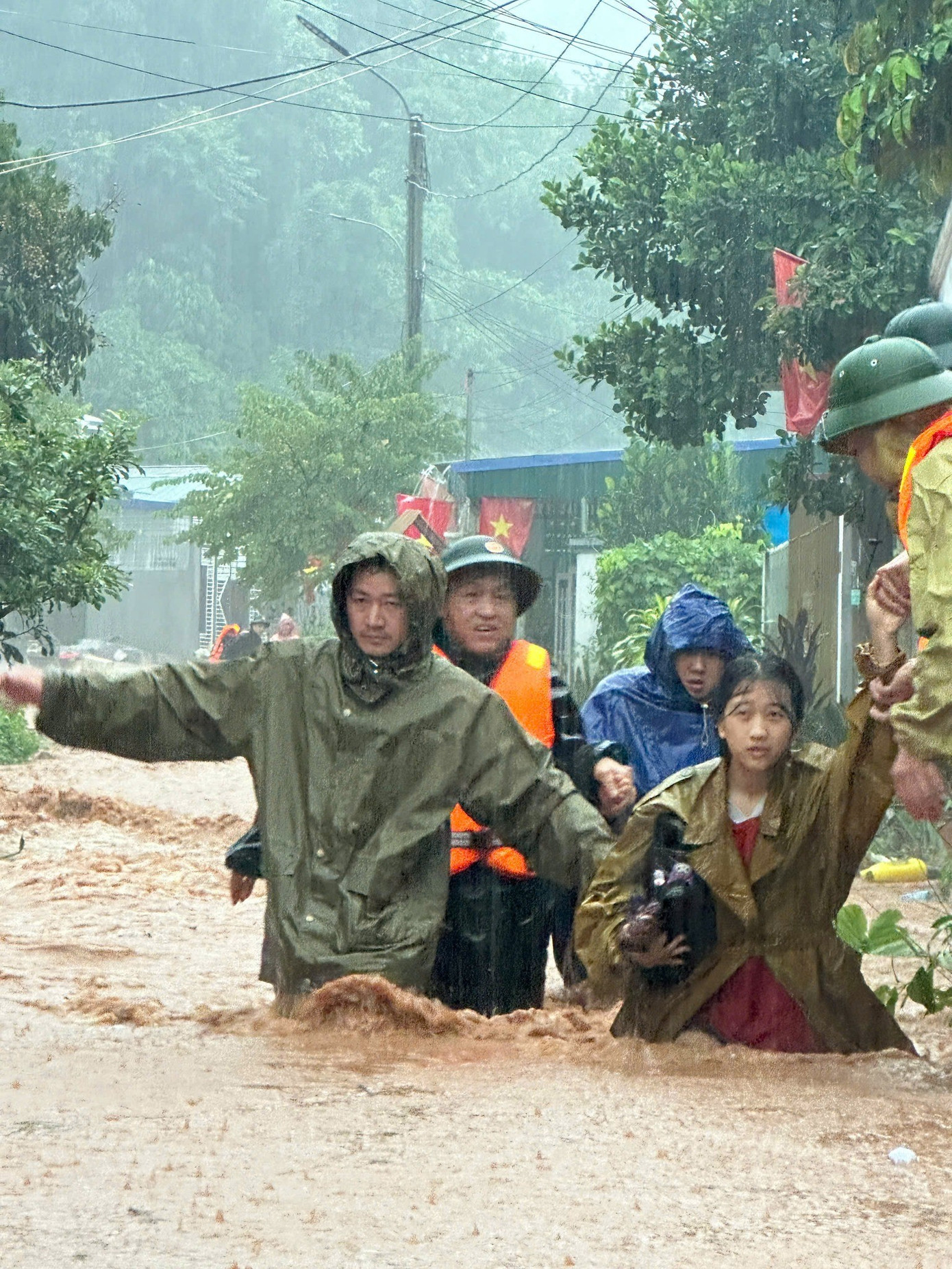 Mưa lũ nghiêm trọng tại Điện Biên: Ít nhất 14 người chết và mất tích, nhiều nhà bị vùi lấp 2 Lực lượng chức năng ứng cứu người dân ra khỏi nơi nguy hiểm.