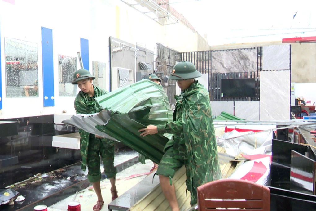 Kho chứa 500 tấn lúa ở Hà Tĩnh bị bão Kajiki tàn phá, thiệt hại hàng tỷ đồng 4 Lực lượng quân đội giúp người dân khắc phục hậu quả sau bão (Ảnh: Mạnh Giang).