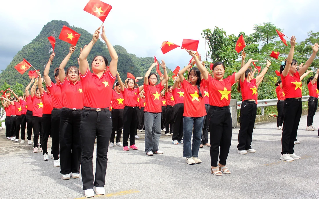 Phụ nữ xã Thượng Bằng La đồng diễn dân vũ mừng Quốc khánh 2/9 5 Màn đồng diễn của Hội LHPN xã Thượng Bằng La, tỉnh Lào Cai, diễn ra tại Khu di tích lịch sử quốc gia Đèo Lũng Lô. (Ảnh Phụ Nữ Việt Nam)