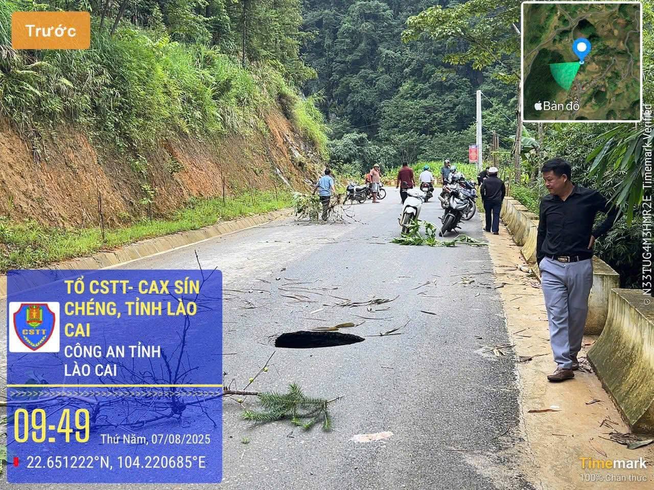 Tuyến đường liên xã tại Lào Cai xuất hiện hố sâu 4 mét 1 Miệng hố nhỏ, khi kiểm tra phát hiện bên trong lòng hố rất rộng và sâu. Ảnh: Công an xã Sín Chéng.