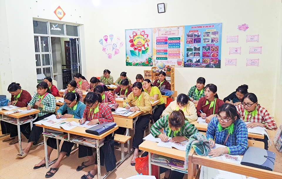 Lạng Sơn: Đầu tư xây dựng cơ sở hạ tầng các trường PTDT nội trú, bán trú và xóa mù chữ vùng DTTS 2 Một lớp học xóa mù chữ ở vùng cao Lạng Sơn