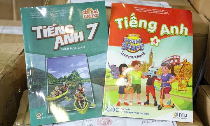 Triệt phá đường dây sản xuất, buôn bán sách giáo khoa giả có quy mô lớn 1 Một số sách giáo khoa giả do các đối tượng in. (Ảnh: Ngọc Anh)
