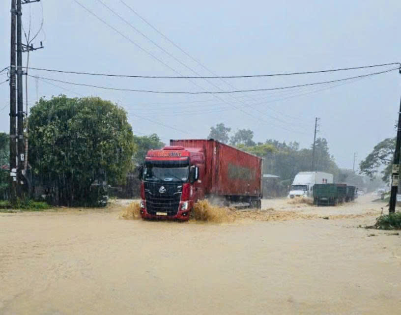 Hà Tĩnh mưa lớn, nhiều khu vực bị ngập lụt và chia cắt do ảnh hưởng bão số 6 1 Mưa lớn gây ngập lụt tại các tuyến đường xã Hương Khê (Hà Tĩnh).