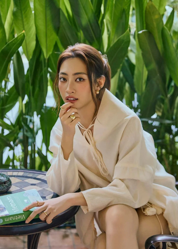 Lương Thùy Linh phản hồi khi bị so sánh váy hàng hiệu với mẫu Taobao giá rẻ 2 Nàng hậu cho biết bản thân và đội ngũ rất trân trọng các ý kiến đóng góp, xem đây là cơ hội để hoàn thiện sản phẩm hơn nữa.
