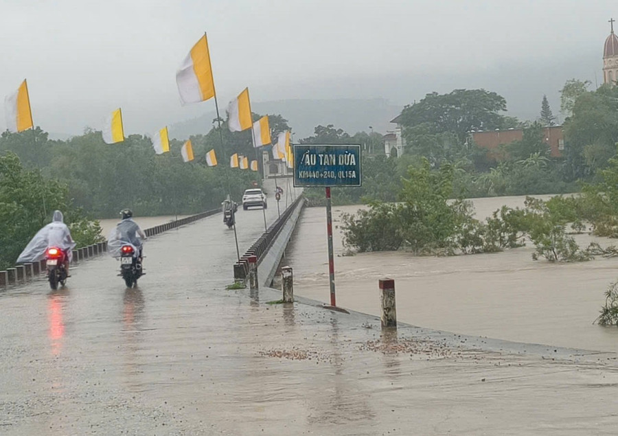 Hà Tĩnh mưa lớn, nhiều khu vực bị ngập lụt và chia cắt do ảnh hưởng bão số 6 2 Ngàn Sâu nước dâng cao gây ngập lụt nhiều tuyến đường tại xã Phúc Trạch.