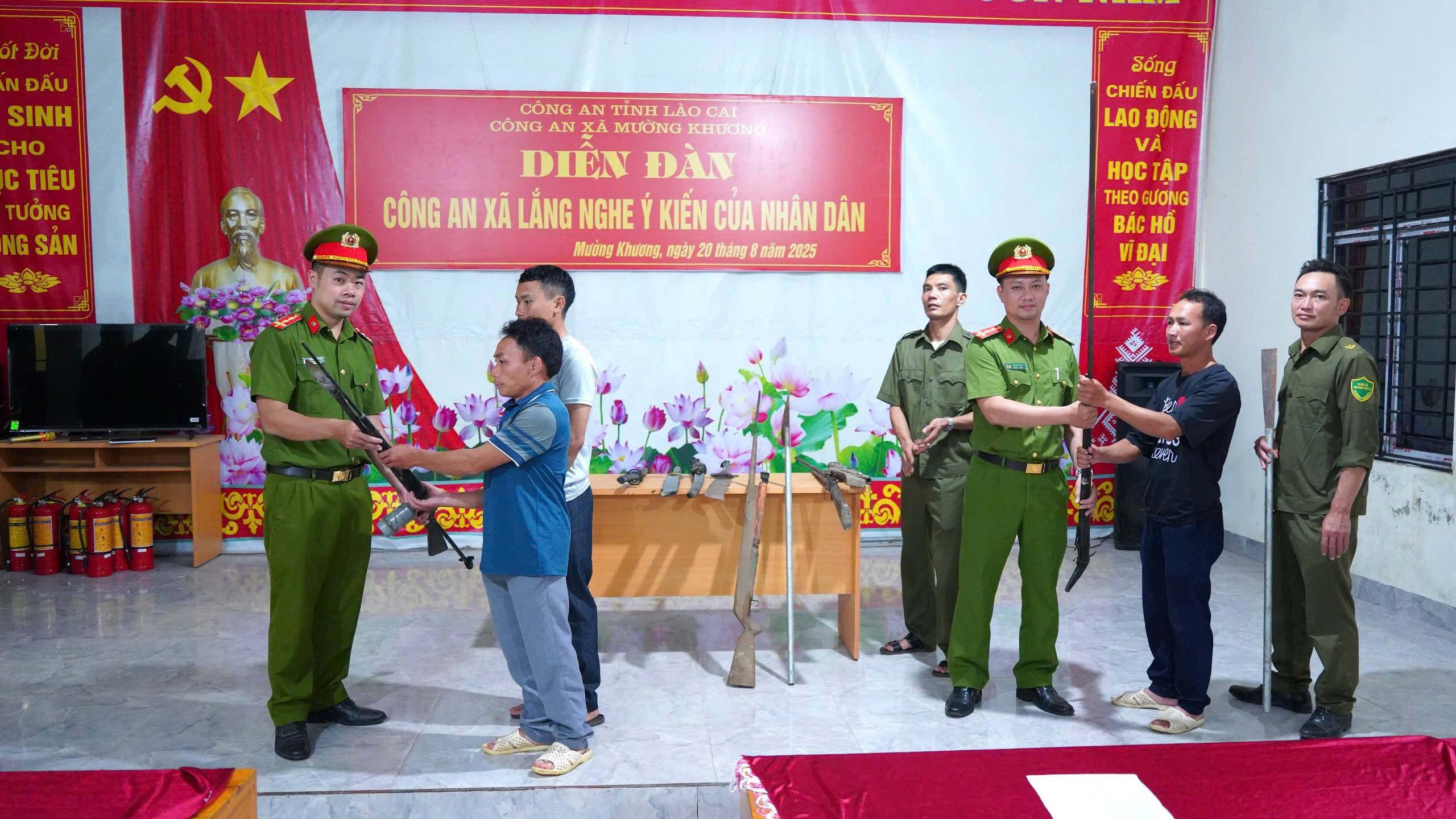 Công an xã Mường Khương tổ chức Diễn đàn lắng nghe ý kiến Nhân dân 5 Nhân dân tự nguyện giao nộp vũ khí tự chế (ảnh CTTĐT công an tỉnh Lào Cai)