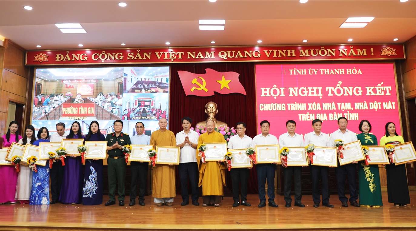 Nhiều cá nhân được nhận Bằng khen của Chủ tịch UBND tỉnh Thanh Hóa (ảnh PV)