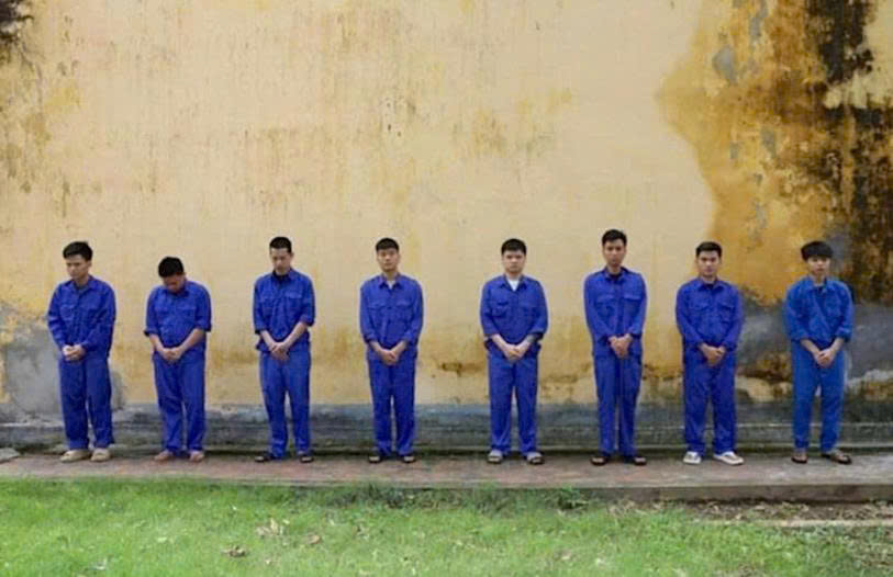 Nhóm nghi phạm trong vụ án lừa đảo chiếm đoạt tài sản dưới hình thức đầu tư tiền ảo tại cơ quan công an. Ảnh: Công an tỉnh Hưng Yên.