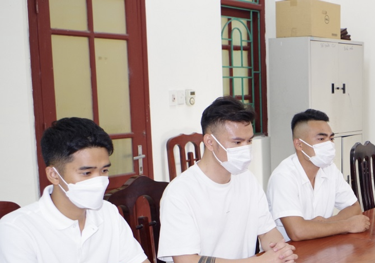 Nhom nguoi dan dung dang xe Mercedes o Ninh Binh lam vi 435456