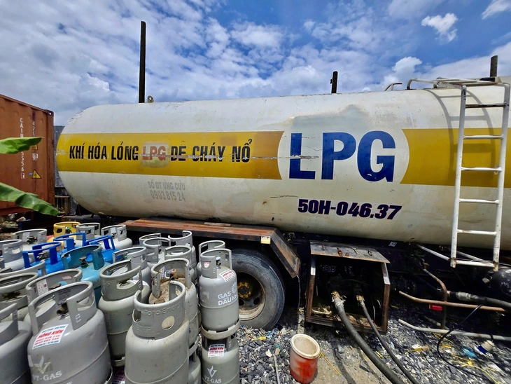 TP.HCM: Triệt phá đường dây sản xuất gas giả khủng, 8 người bị khởi tố 2 Những bình gas giả được sang chiết từ xe bồn - Ảnh: Công an cung cấp