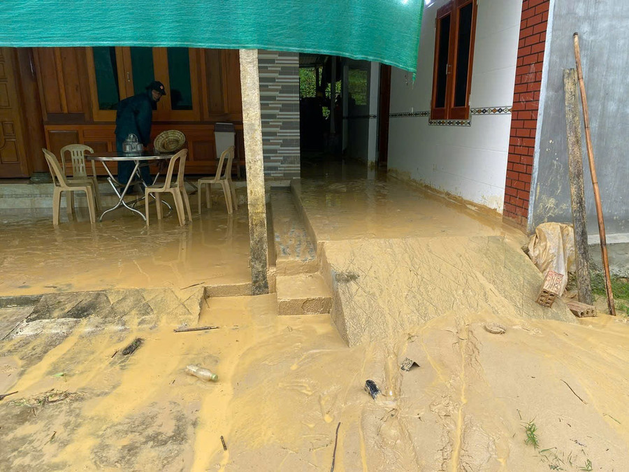 Hà Tĩnh mưa lớn, nhiều khu vực bị ngập lụt và chia cắt do ảnh hưởng bão số 6 5 Nước lũ tràn vào nhà dân tại xã Hương Xuân.