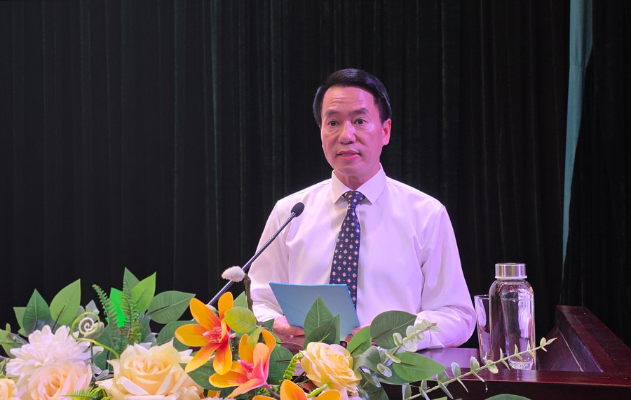 Ông Luyện Hữu Chung, Phó Giám đốc phụ trách Sở GD&ĐT Lào Cai phát biểu tại đại hội.