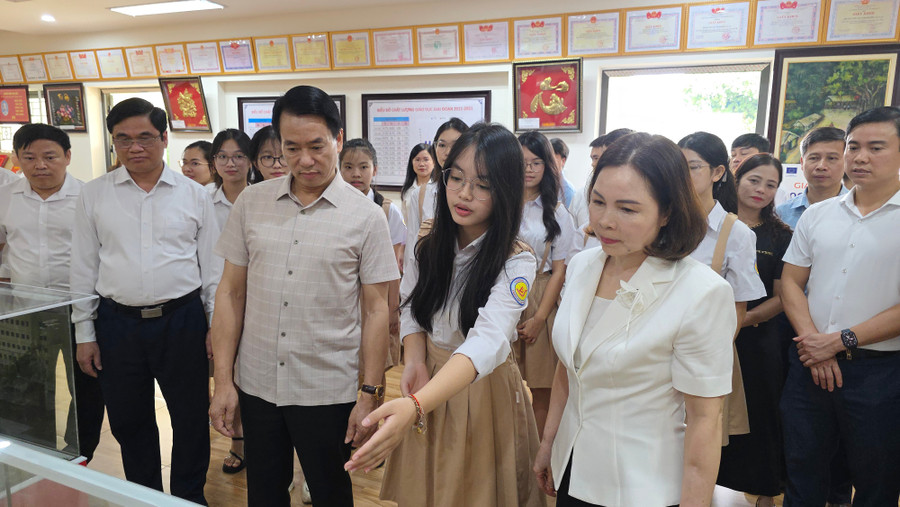 Ông Luyện Hữu Chung – Phó Giám đốc phụ trách Sở GD&ĐT tỉnh Lào Cai (thứ 3 tính từ bên trái) cùng đoàn công tác tham quan một số cơ sở giáo dục trên địa bàn.