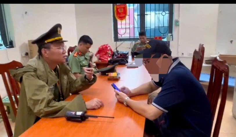Công an Hà Nội xử lý hành vi cho thuê ghế thu tiền tại sự kiện A80 2 Ông Nguyễn Văn Đ. (áo đen) tại cơ quan Công an.
