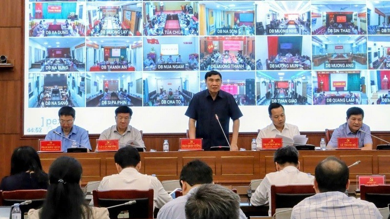 Ông Trần Quốc Cường, Bí thư Tỉnh ủy Điện Biên (đứng giữa) chỉ đạo tại cuộc họp khẩn trong đêm 4/8.
