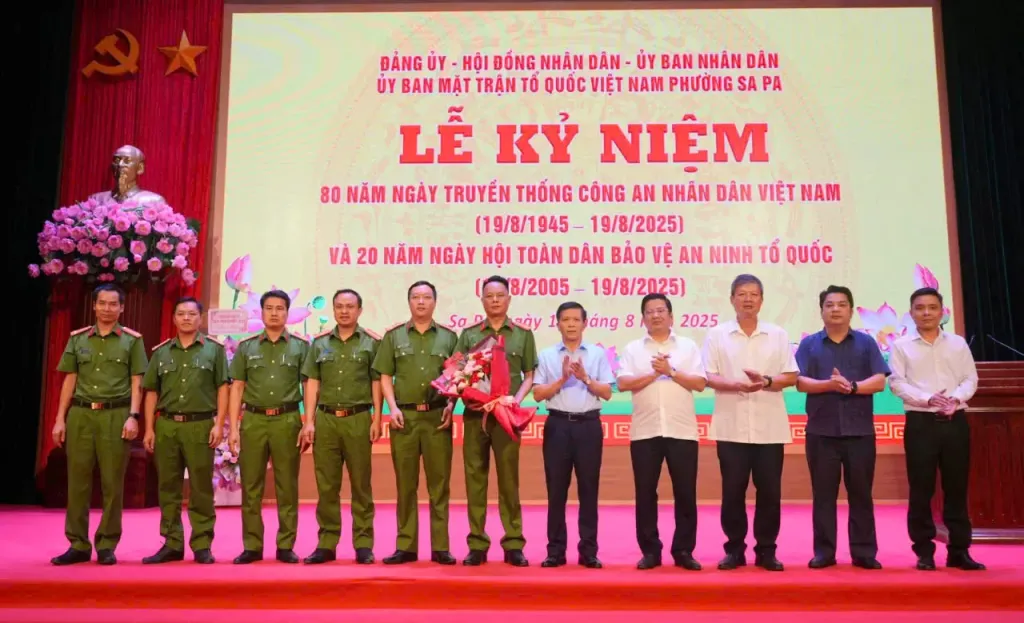 Phó Bí thư Thường trực Đảng ủy Nguyễn Anh Tuấn cùng các đồng chí lãnh đạo phường tặng hoa chúc mừng Công an phường Sa Pa nhân kỷ niệm 80 ngày truyền thống Công an nhân dân. (Ảnh Truyền Hình Sa Pa)