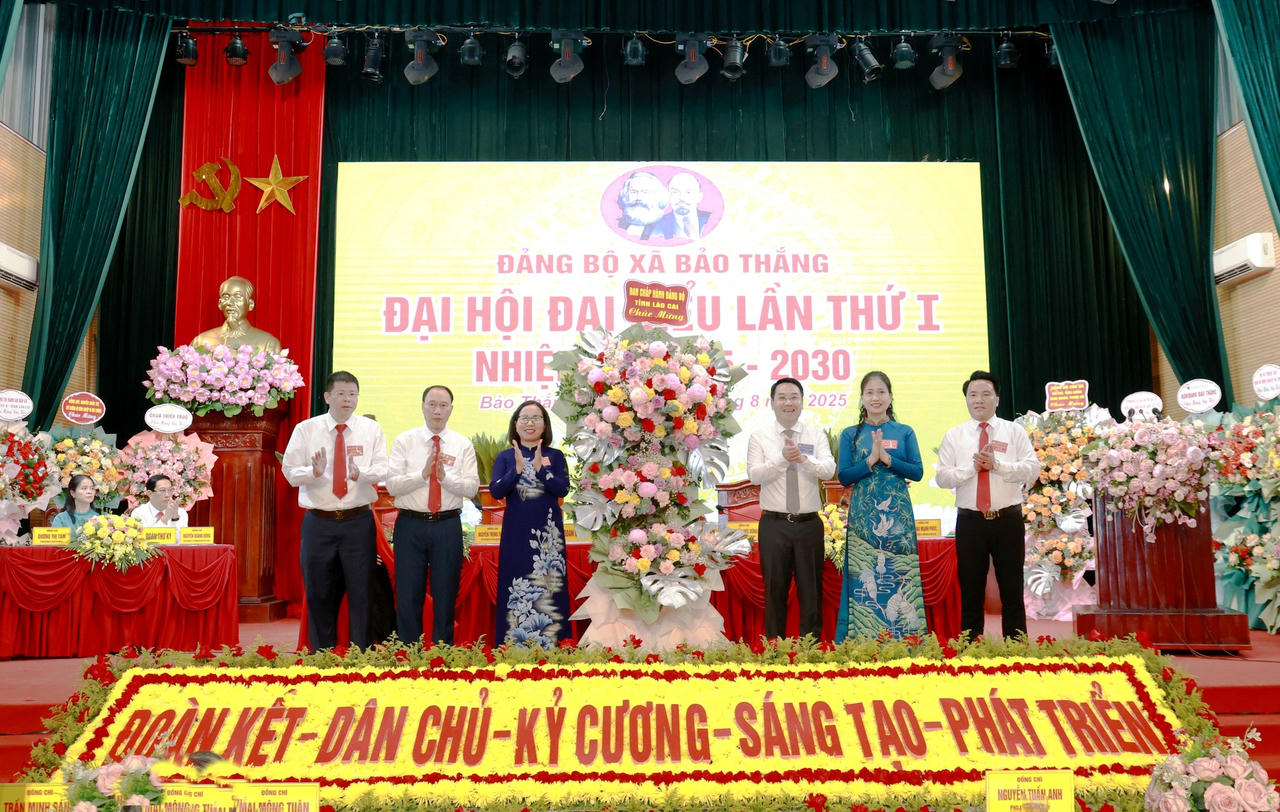 Xã Bảo Thắng hướng đến mục tiêu phát triển toàn diện, vươn lên nhóm dẫn đầu tỉnh Lào Cai 3 Phó Bí thư Tỉnh ủy Lào Cai Nguyễn Tuấn Anh tặng hoa chúc mừng Đại hội. (Ảnh Nguyễn Hải)