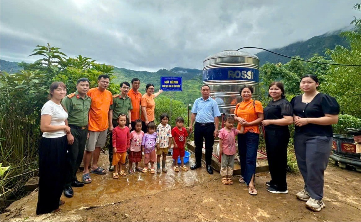 Phòng An ninh điều tra, Công an tỉnh Lào Cai bàn giao công trình nước sạch cho điểm trường Chống Chùa. (Ảnh Nguyễn Hải)