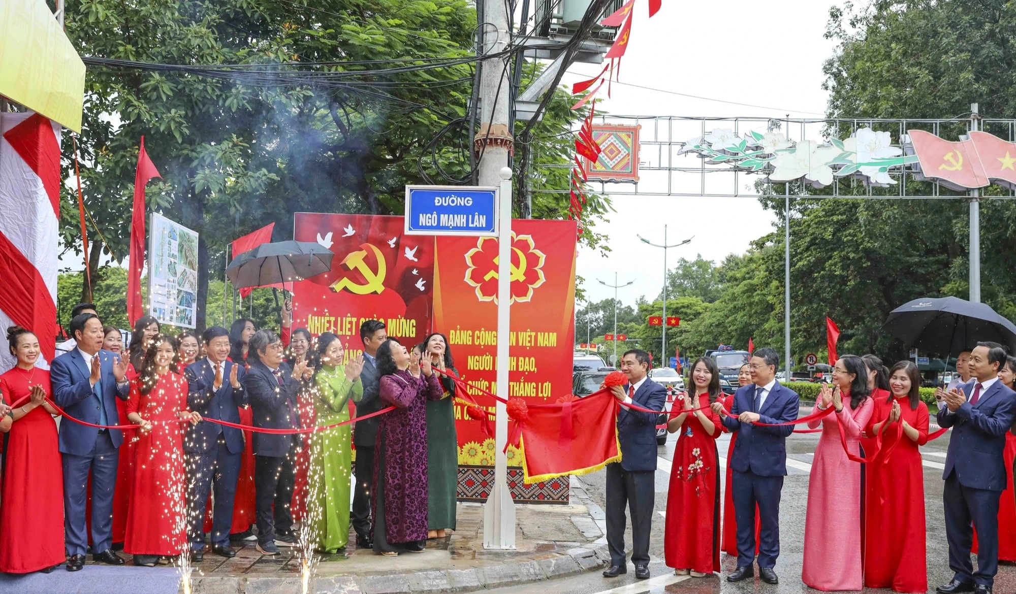 Phu nhân Tổng Bí thư dự lễ gắn biển đường Ngô Mạnh Lân tại Điện Biên 3 Phu nhân Tổng Bí thư cùng gia đình và các đại biểu thực hiện nghi thức gắn biển đường Ngô Mạnh Lân. ẢNH: TTXVN