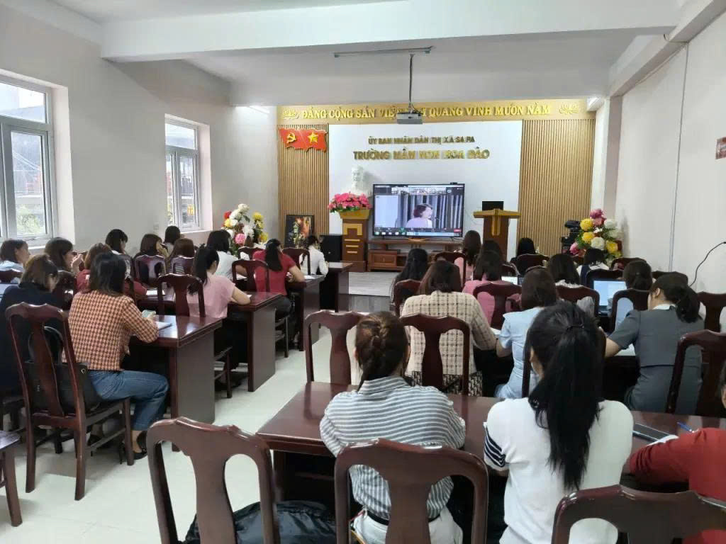 29 giáo viên phường Sa Pa tham gia tập huấn nâng cao chất lượng giáo dục mầm non 1 Quang cảnh tại điểm cầu Trường Mầm non Hoa Đào, phường Sa Pa. (Ảnh truyền hình Sa Pa)