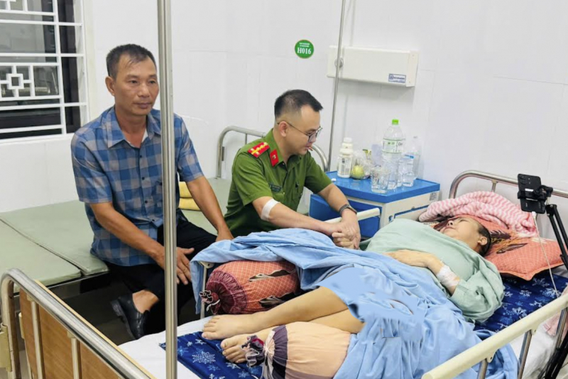 Đại úy Công an xã Bảo Thắng vượt 20km kịp thời hiến máu cứu bệnh nhân nguy kịch 2 Sau khi hoàn thành việc hiến máu, đồng chí Thiện đã đến bên giường bệnh hỏi thăm động viên chị Hà. (Ảnh CAND)