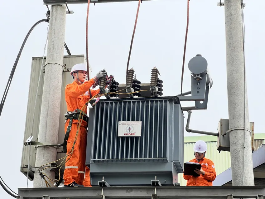 Ngừng cấp điện tại một số khu vực để phục vụ thi công đường dây 500kV Lào Cai – Vĩnh Yên 1 Tạm ngừng cấp điện một số khu vực để thi công đường dây 500kV Lào Cai - Vĩnh Yên. Ảnh: Công ty Điện lực Phú Thọ