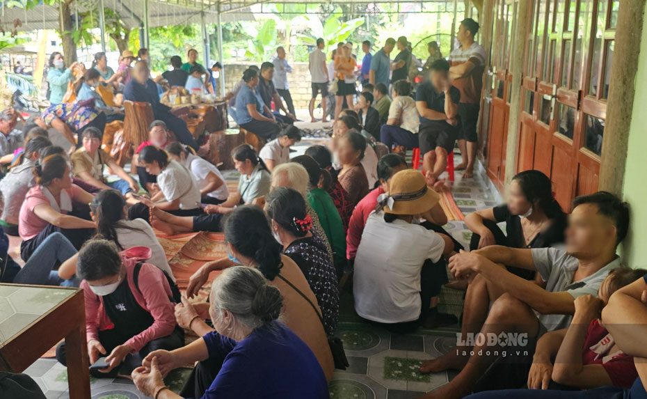 Tăng cường kiểm tra 'thần y', 'lương y' tự phong không đủ chuyên môn ở Lào Cai 2 Nghe theo lời đồn thổi, hàng trăm người bệnh xếp hàng, vạ vật mong được gặp "thần y" Hoàng Văn Minh có khả năng chữa khỏi ung thư. Ảnh: Bảo Nguyên