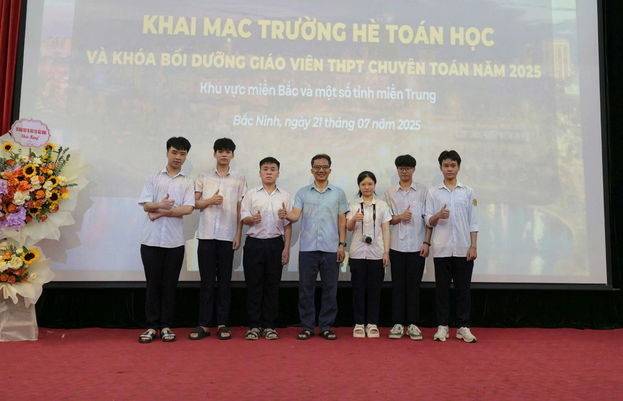 Thầy và trò đoàn Lào Cai tham dự Trường hè Toán học năm 2025 tại Bắc Ninh.