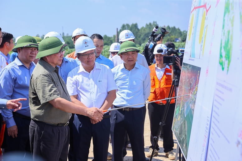 Thủ tướng Chính phủ Phạm Minh Chính trực tiếp kiểm tra Dự án Đường dây 500kV Lào Cai - Vĩnh Yên.