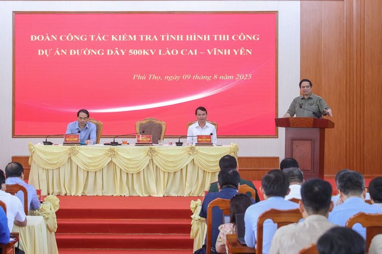 Thủ tướng Phạm Minh Chính đã chủ trì cuộc họp với các bộ, ngành, chủ đầu tư, nhà thầu, đơn vị liên quan về tiến độ thi công Đường dây 500kV Lào Cai - Vĩnh Yên. Ảnh: VGP/Nhật Bắc