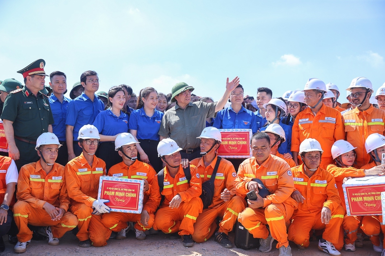Thủ tướng đồng thời lưu ý các đơn vị quan tâm, chăm lo đời sống, giữ gìn sức khoẻ người lao động trong điều kiện nắng nóng hiện nay - Ảnh: VGP/Nhật Bắc