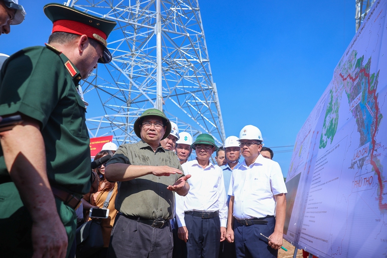 Thủ tướng trao đổi với các đơn vị tại vị trí móng cột VT404 trên địa bàn xã Thái Hoà - Ảnh: VGP/Nhật Bắc