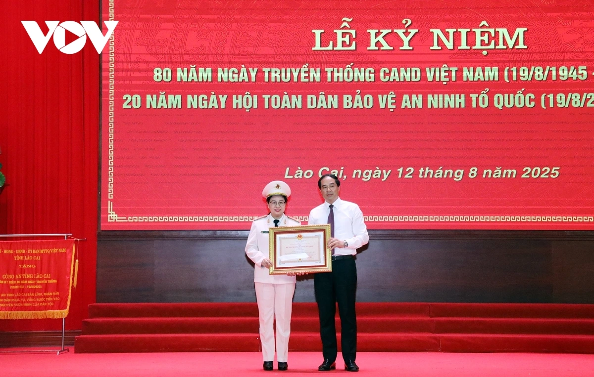 Thừa uỷ quyền của Chủ tịch nước, đồng chí Trịnh Xuân Trường, Bí thư Tỉnh uỷ, Chủ tịch HĐND tỉnh Lào Cai trao Huân chương bảo vệ Tổ quốc Hạng Ba cho Đại tá Lê Thị Thanh Hằng, Phó Giám đốc Công an tỉnh. Ảnh: Thừa Xuân