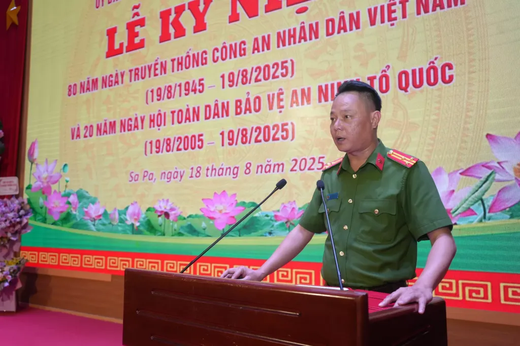 Thượng tá Nguyễn Thành Chung, Trưởng Công an phường Sa Pa phát biểu ôn lại truyền thống của ngành và báo cáo những kết quả nổi bật của công an phường đã đạt được trong thời gian qua. (Ảnh Truyền Hình Sa Pa)