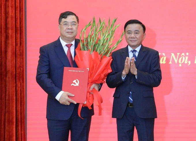 Thường trực Ban Bí thư Trần Cẩm Tú trao quyết định và tặng hoa chúc mừng đồng chí Phạm Gia Túc. Ảnh: Đảng Cộng Sản