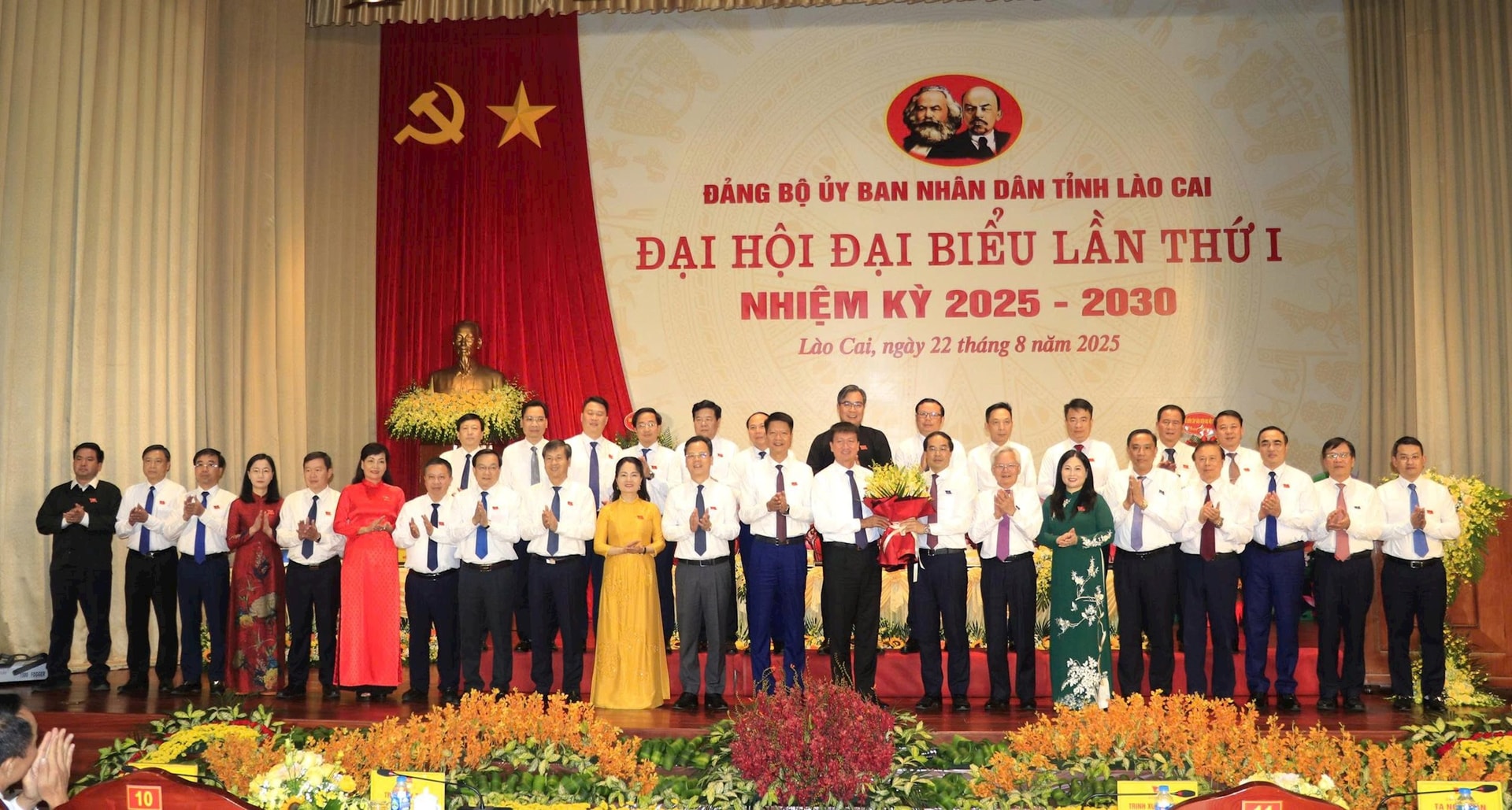 Lào Cai định hướng phát triển du lịch thành ngành kinh tế mũi nhọn giai đoạn 2025-2030 7 Thường trực Tỉnh uỷ và Đoàn công tác của Tổ Biên tập Văn kiện Đại hội XIV của Đảng tặng hoa và chụp ảnh lưu niệm với Đoàn đại biểu của Đảng bộ UBND tỉnh dự Đại hội Đảng bộ tỉnh nhiệm kỳ 2025 - 2030. Ảnh: Tuấn Trung.