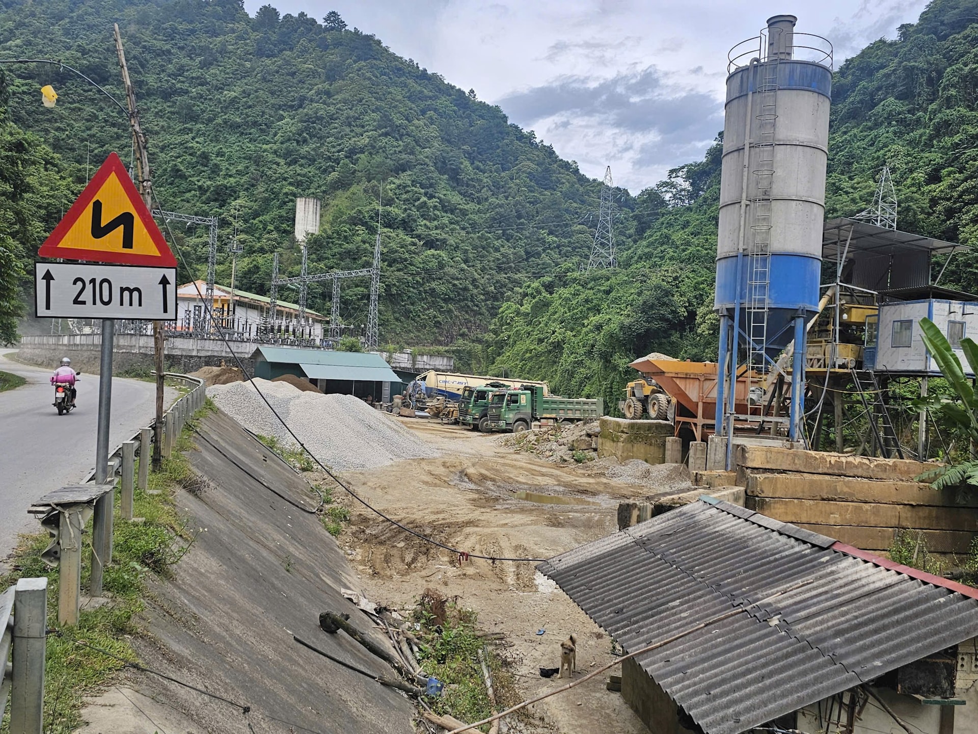 Lào Cai tăng cường kiểm tra hoạt động khai thác cát sỏi tại suối Nậm Kim 7 Trạm trộn bê tông bên bờ suối Nậm Kim, sát cạnh công trình của Nhà máy thủy điện Nậm Kim. Ảnh: T.H