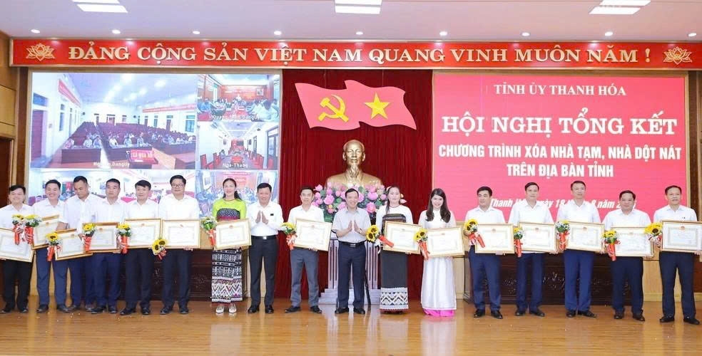 Trao Bằng khen của Chủ tịch UBND tỉnh Thanh Hóa cho các tập thể, đơn vị có thành tích xuất sắc trong xóa nhà tạm, nhà dột nát. (Ảnh PV)