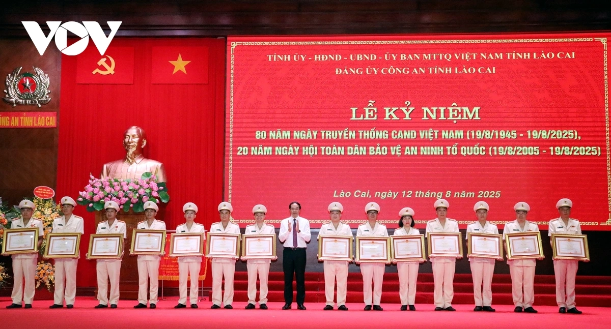 Trao bằng khen của Thủ tướng Chính phủ cho các tập thể, cá nhân có thành tích xuất sắc. Ảnh: Thừa Xuân