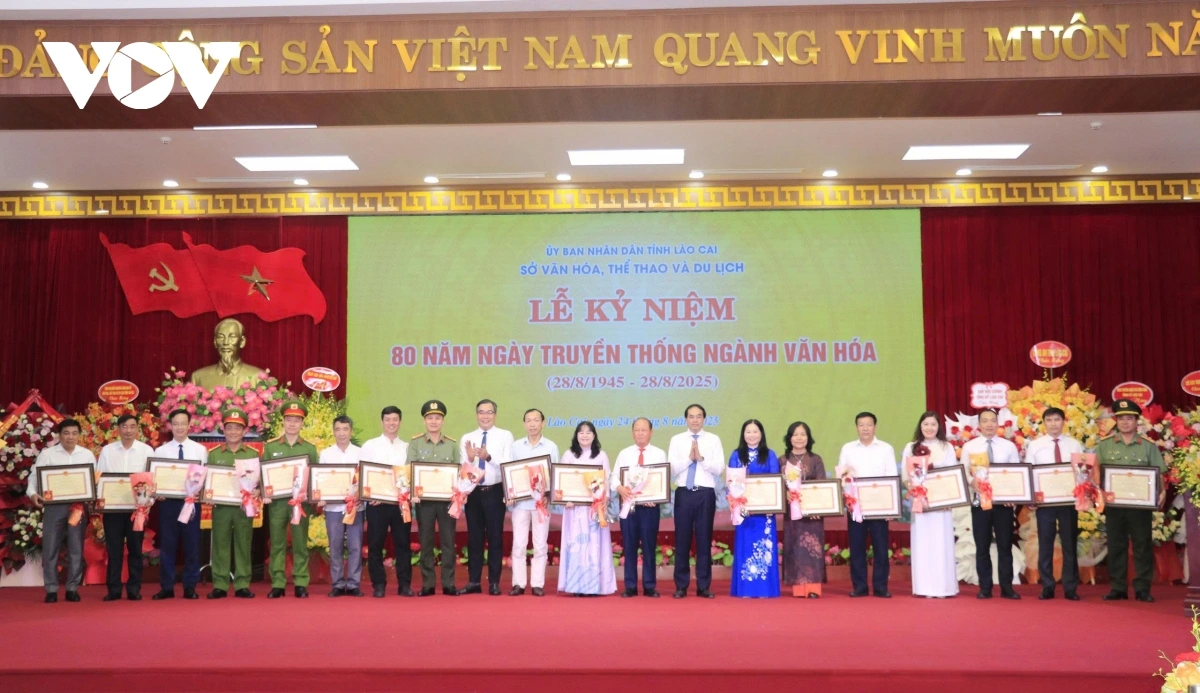 Trao kỷ niệm chương cho các cá nhân có nhiều đóng góp cho sự nghiệp xây dựng và phát triển Ngành Văn hóa, Thể thao và Du lịch.