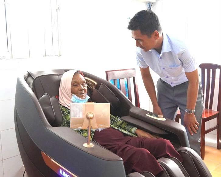 Cần Thơ: Xã Liêu Tú trang bị ghế massage miễn phí phục vụ người dân đến làm thủ tục hành chính 1 Trong lúc chờ làm thủ tục, người dân thư giãn ghế massage miễn phí - Ảnh: KHẮC TÂM