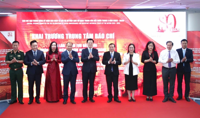 Khai trương Trung tâm Báo chí Triển lãm thành tựu đất nước 2 Trung tâm Báo chí sẽ là nơi tổ chức điều hành, hướng dẫn các hoạt động báo chí liên quan đến Triển lãm, cung cấp thông tin, dịch vụ tốt nhất cho hoạt động tác nghiệp của phóng viên trong nước và nước ngoài