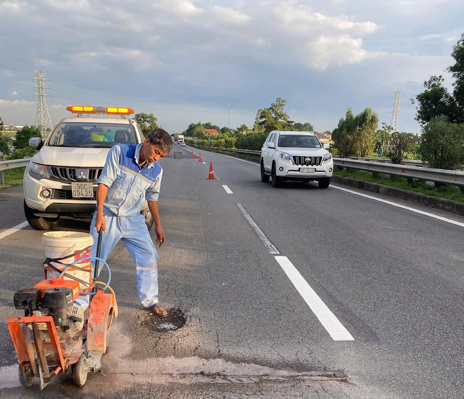 VEC đã chỉ đạo các đơn vị bảo trì khẩn trương triển khai công tác vá ổ gà.