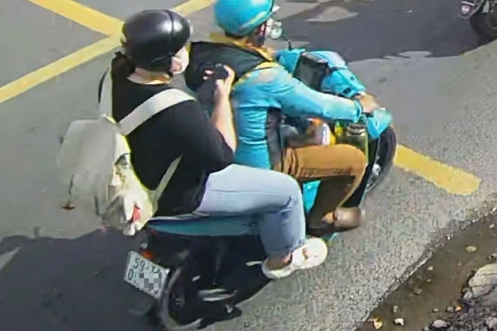 Cô gái mất liên lạc với gia đình ở phường Xuân Hòa (Ảnh: Cắt từ clip).