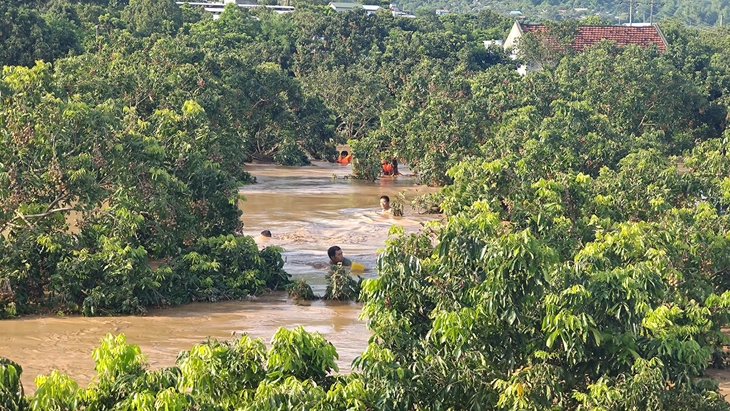 Bộ Công an biểu dương Công an Sơn La cứu dân giữa lũ dữ 1 Các cán bộ, chiến sĩ Công an tỉnh Sơn La nhanh chóng hỗ trợ người dân mắc kẹt giữa dòng lũ đến nơi an toàn - Ảnh: CAO THIÊN